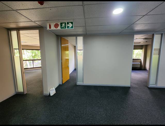 1,036M² OFFICE TO LET IN PINELANDS